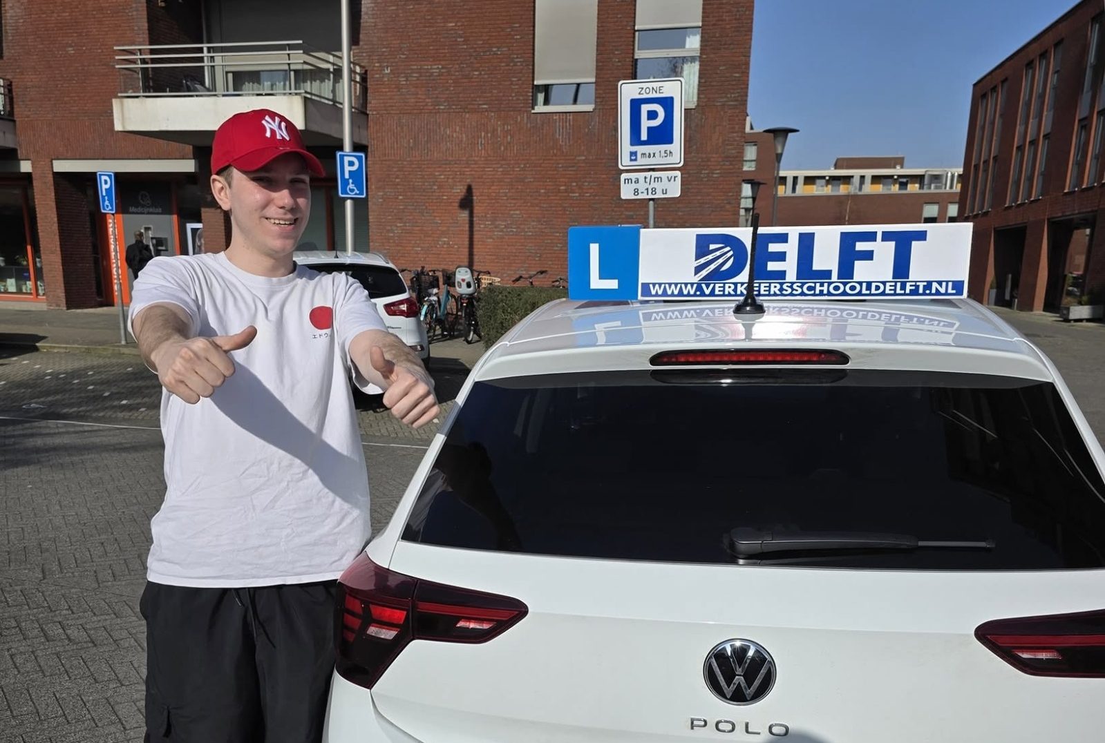 90% slagingspercentage bij onze rijschool in Delft Leerling ontvangt autosleutel na succesvol rijexamen in Delft